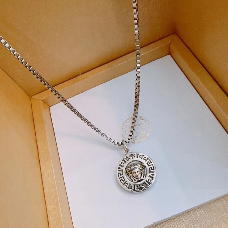 Trendsetting Versace Necklaces 208356