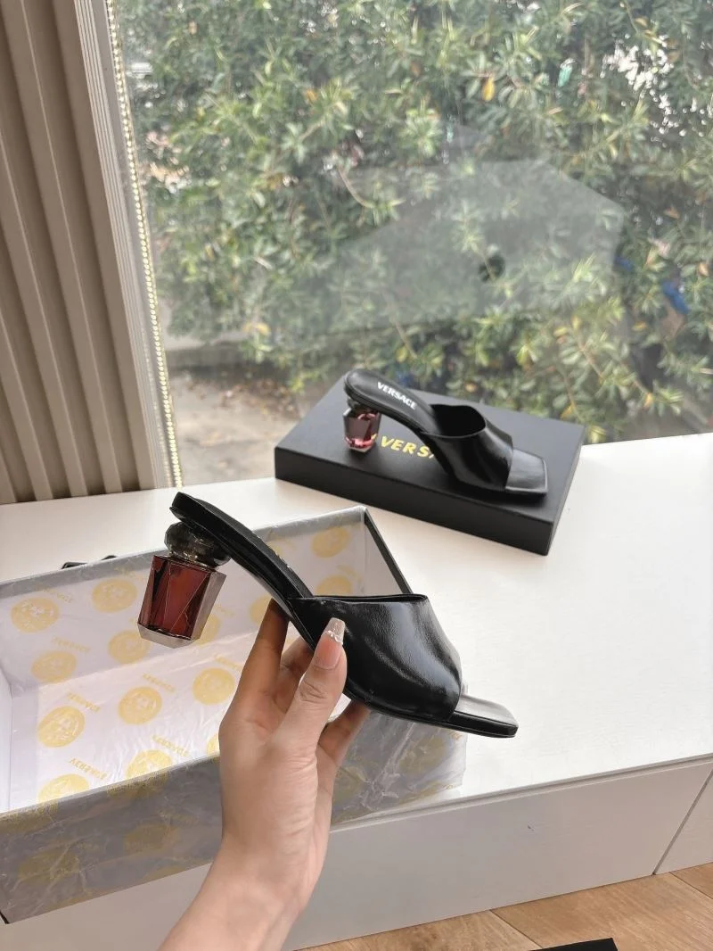 Versace Slippers Unique 37364