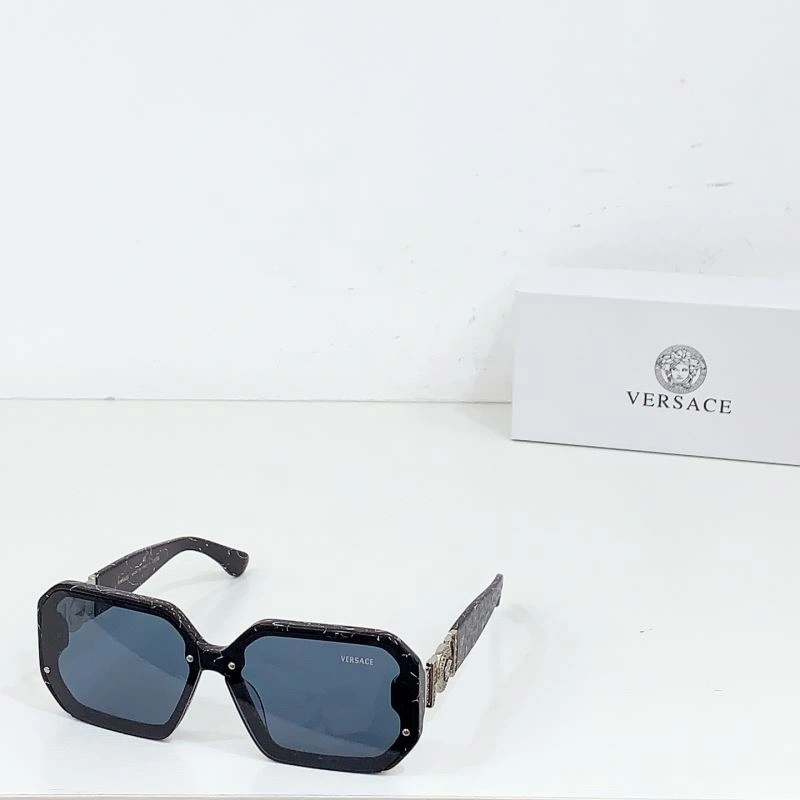 Trendsetting Versace Sunglasses 282587