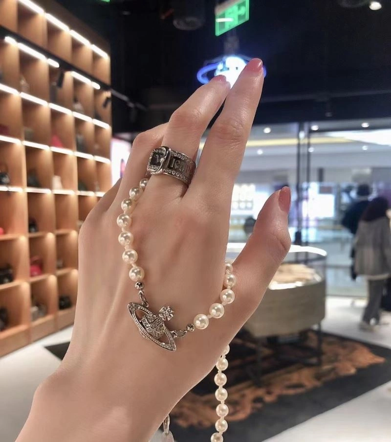 Supportive Vivienne Westwood Necklaces 212484